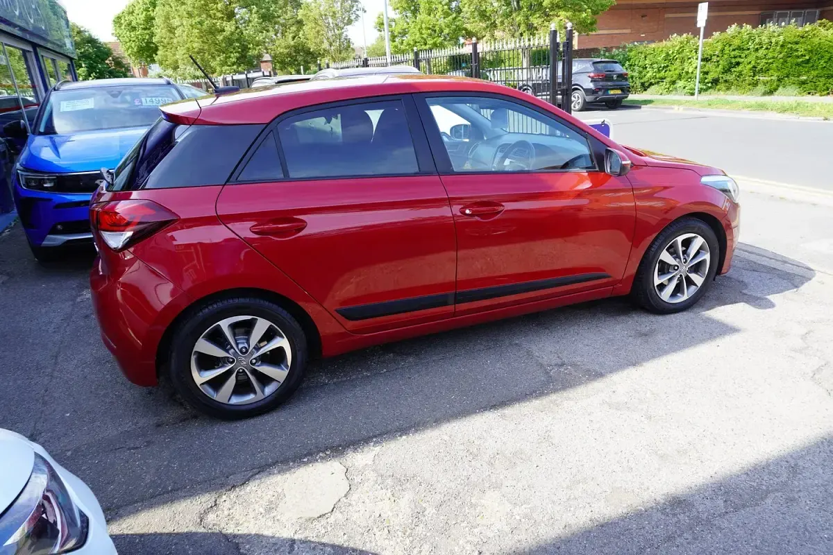 Used Hyundai i20 Premium 100 HP (73 kW) 2017 Red Hatchback