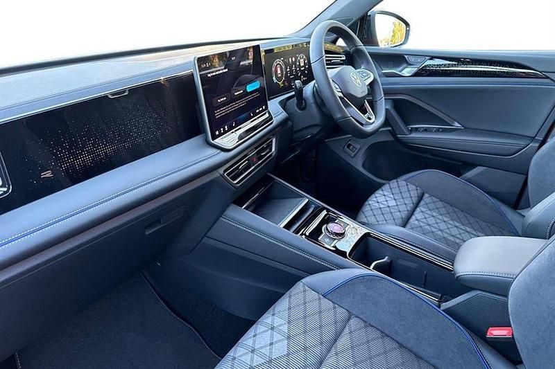 New VW Tiguan R-line 150 HP (110 kW) 2025 Persimmon red SUV