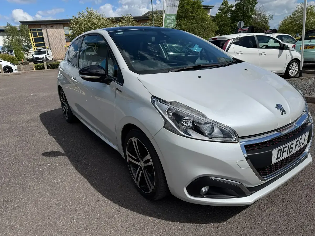 Used Peugeot 208 GT-line 110 HP (80 kW) 2016 White Hatchback