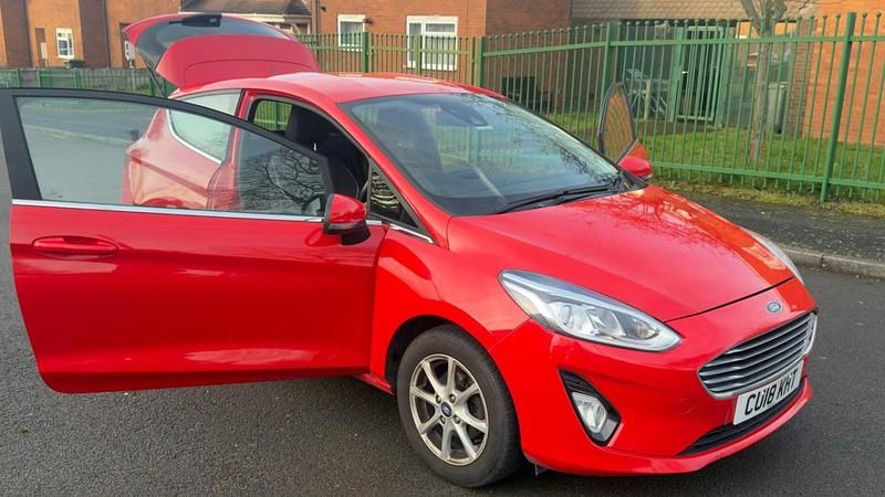 Used Ford Fiesta Zetec 85 HP (62 kW) 2018 Red Hatchback