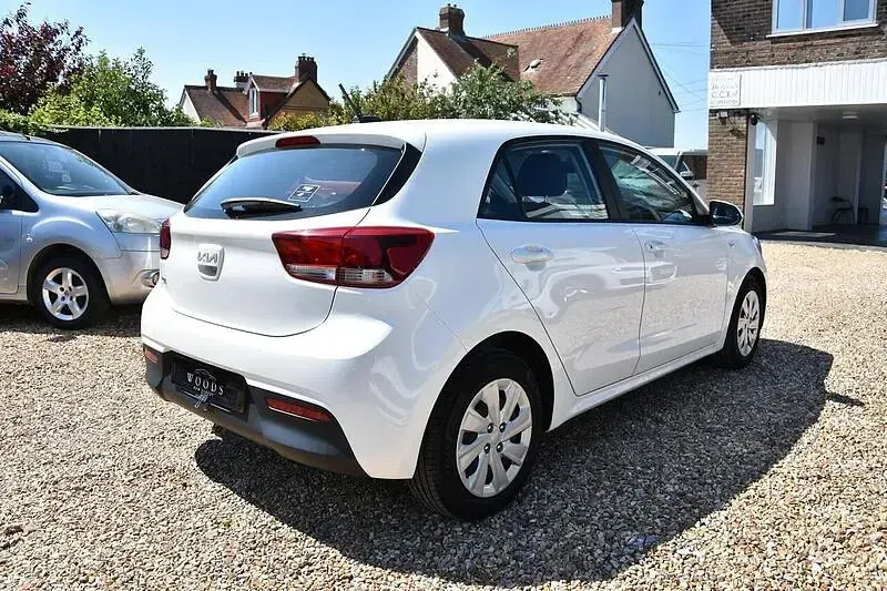 Used Kia Rio 84 HP (61 kW) 2021 White Hatchback
