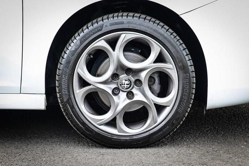 Used Alfa Romeo Giulietta Edizione Speciale 120 HP (88 kW) 2019 White Hatchback