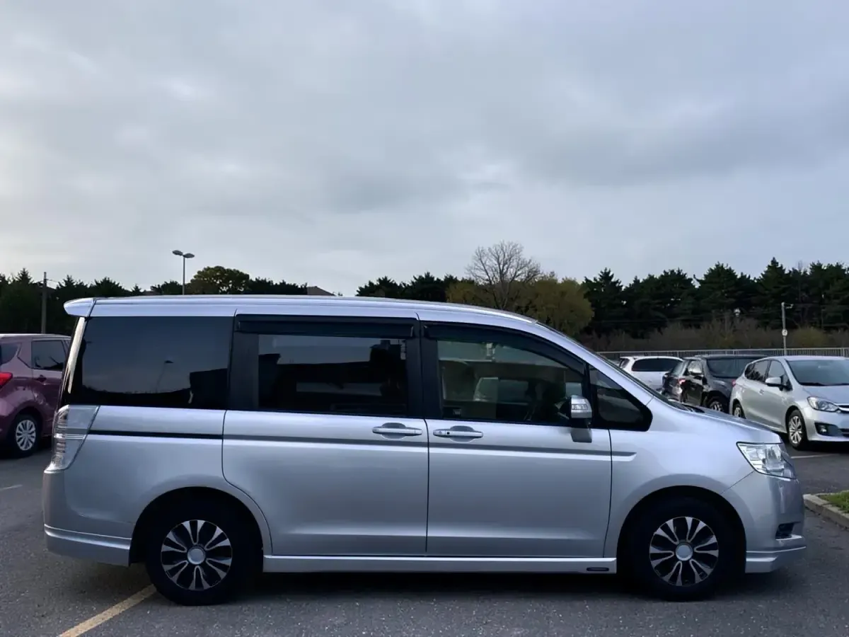 Używany Honda Stepwgn 2012 Srebrny Minivan