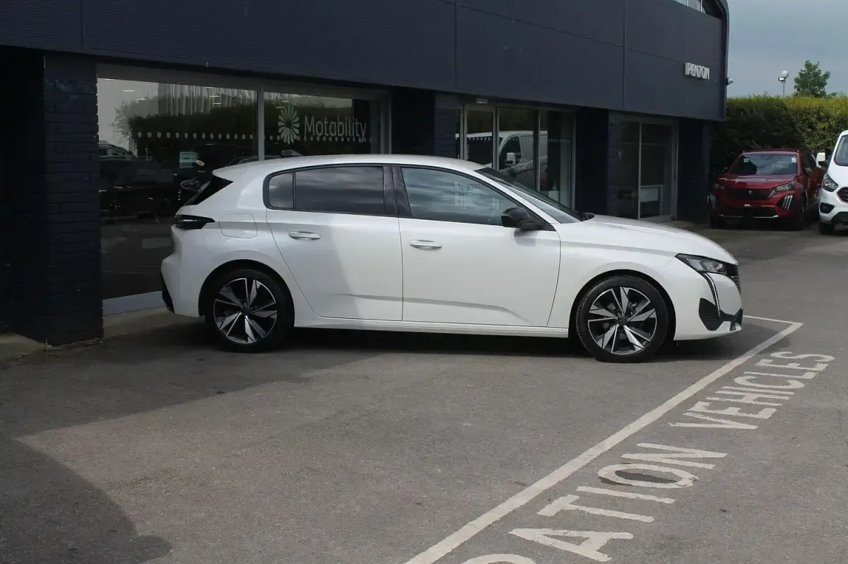 Used Peugeot 308 Allure 130 HP (95 kW) 2022 White Hatchback