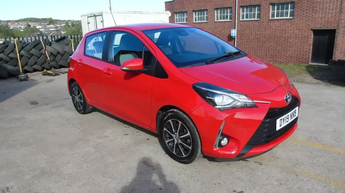 Usado Toyota Yaris 111 CV (81 kW) 2019 Rojo Utilitario