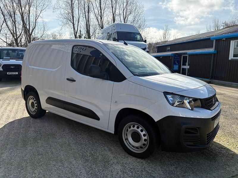Used Peugeot Partner Premium 100 HP (73 kW) 2023 White MPV
