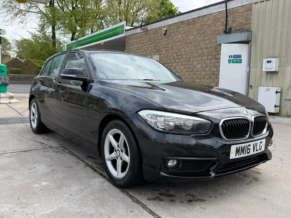 Begagnad BMW 116 Efficient Dynamics 2016 Svart Halvkombi