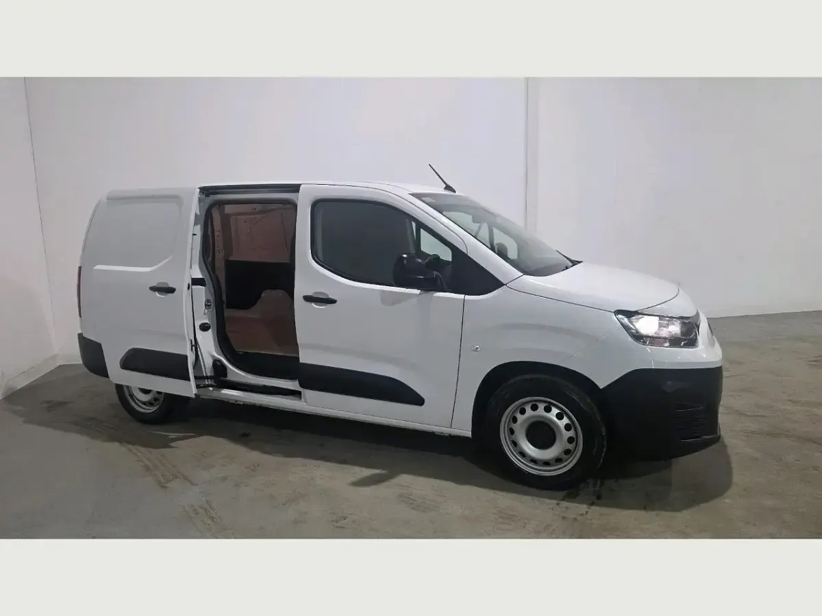 Używany Fiat Doblò S 101 KM (74 kW) 2024 Biały Minivan