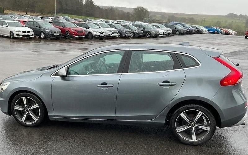 Used Volvo V40 R-Design 122 HP (89 kW) 2019 Hatchback