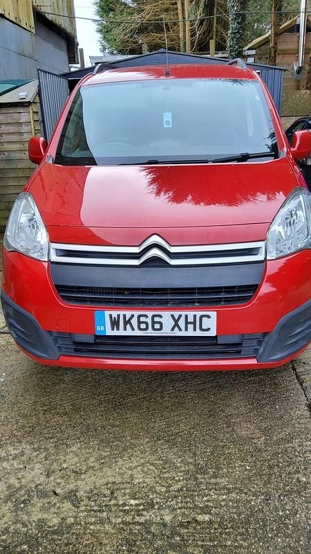 Used Citroën Berlingo Feel 100 HP (73 kW) 2016 Red MPV