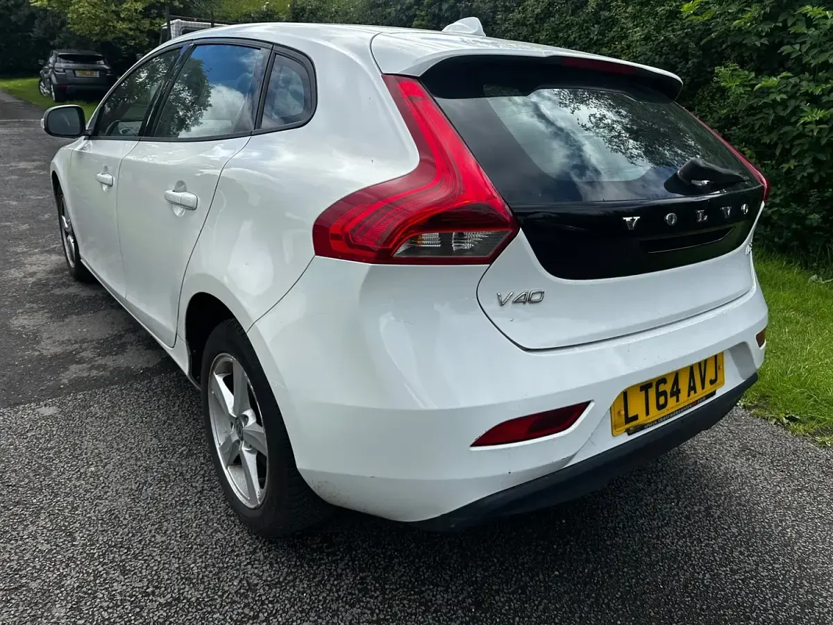 Used Volvo V40 2014 White Hatchback