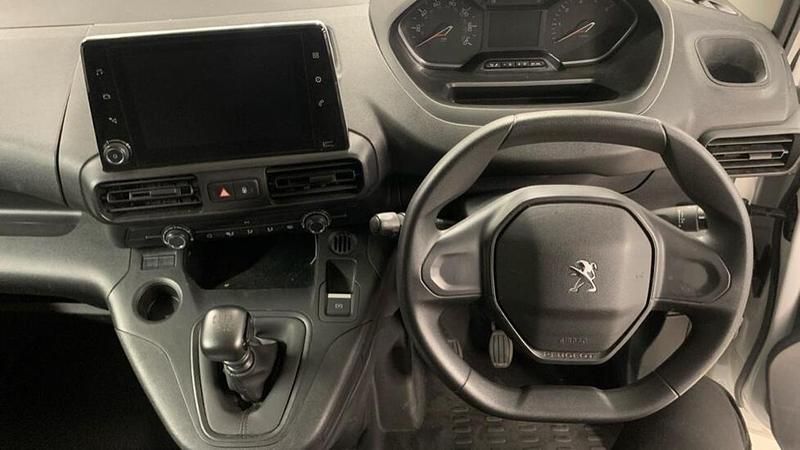 Usado Peugeot Partner Premium 102 HP (75 kW) 2023 Branco Monovolume