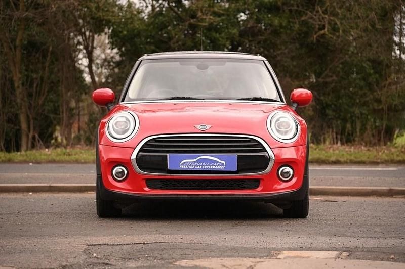 Begagnad Mini Cooper Classic 136 HK (100 kW) 2019 Röd Halvkombi