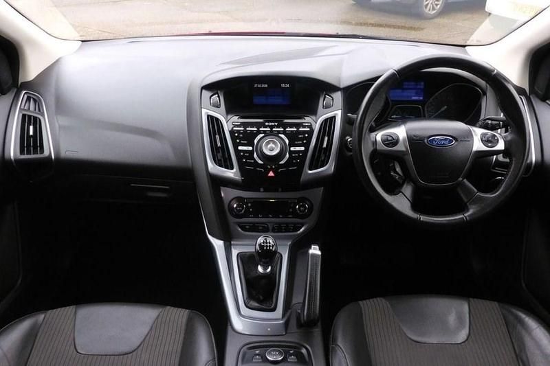 Używany Ford Focus Titanium X 115 KM (84 kW) 2013 Czerwony Hatchback