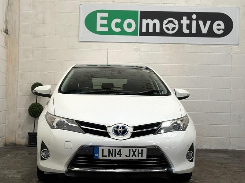 Used Toyota Auris Hybrid 2014 White Hatchback