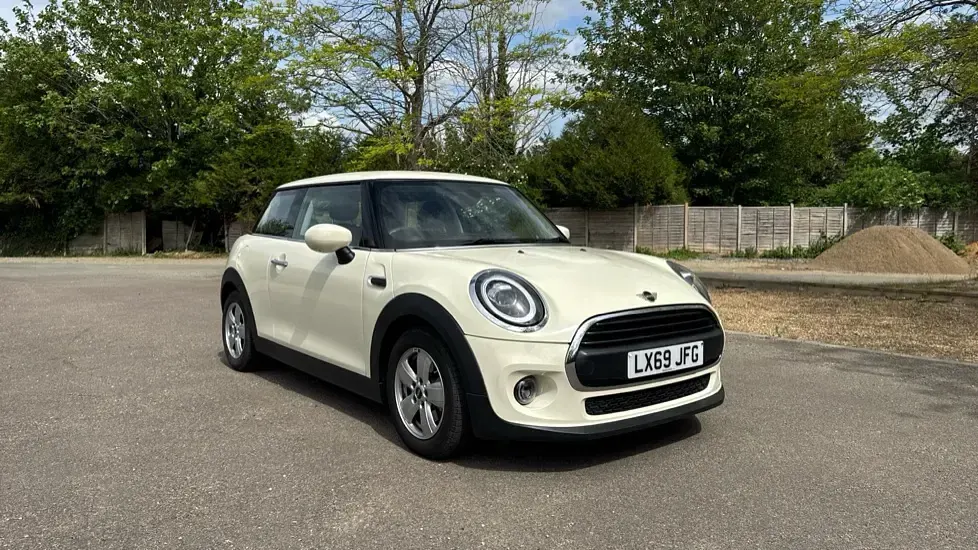 Used Mini ONE Classic 101 HP (74 kW) 2019 White Hatchback