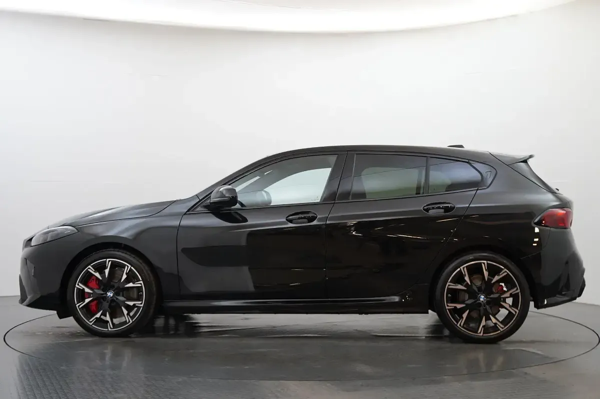 Usado BMW 120 M Sport 168 CV (123 kW) 2026 Negro Utilitario