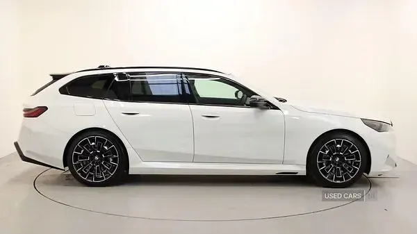 New BMW M5 Comfort Edition 727 HP (534 kW) 2025 White Estate