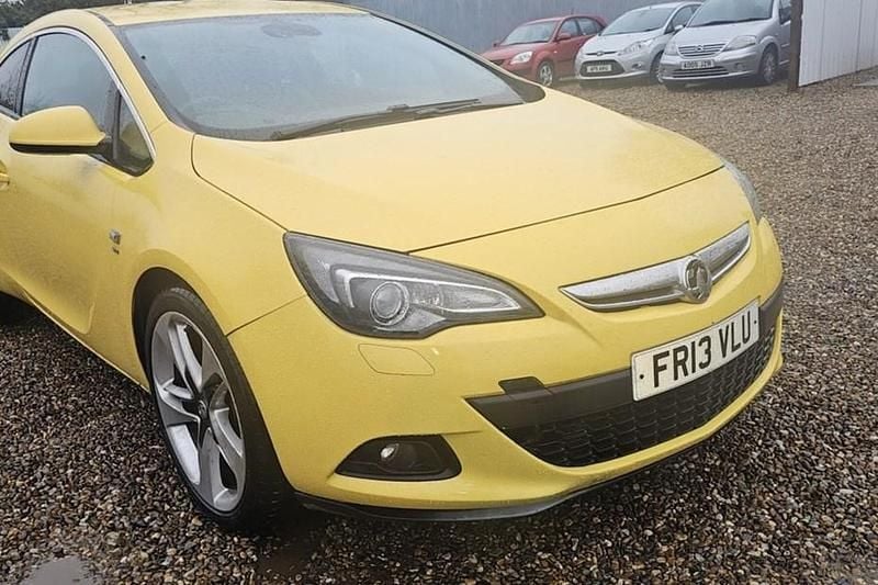 Used Vauxhall Astra GTC SRi 140 HP (102 kW) 2013 Yellow Coupe
