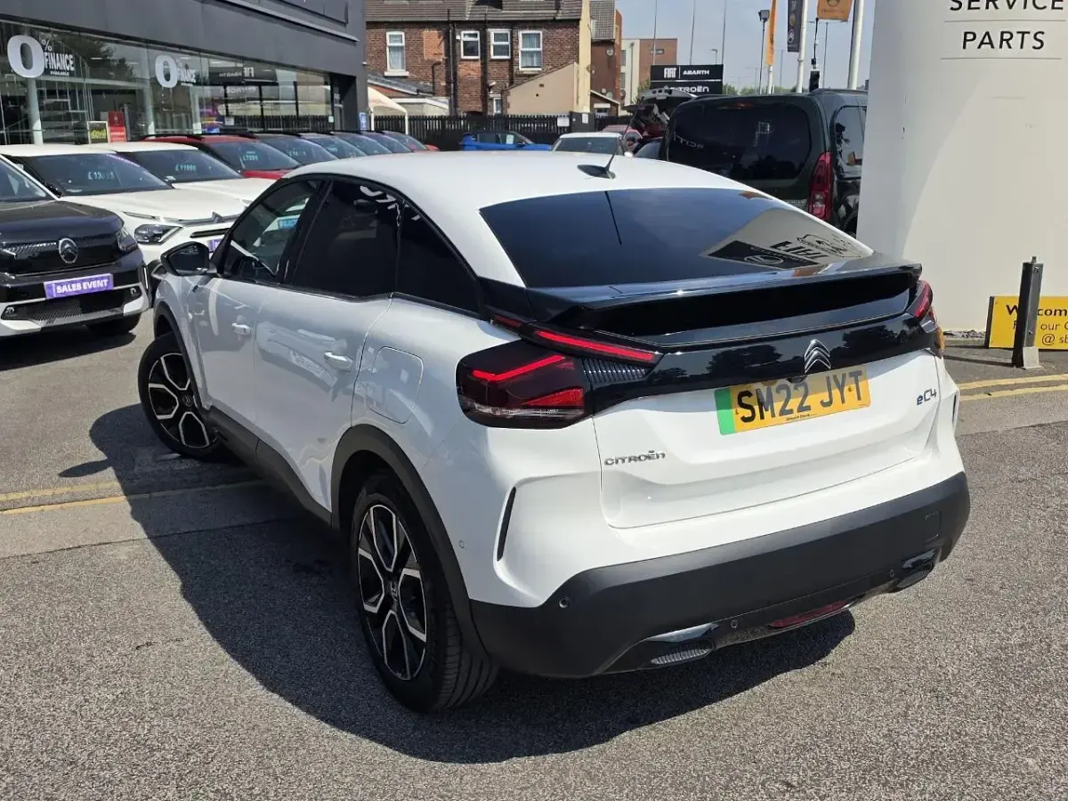 Used Citroën e-C4 Shine 98 kW (134 HP) 2022 White Hatchback
