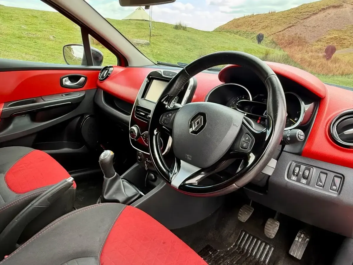 Used Renault Clio IV Dynamique 90 HP (66 kW) 2015 Red Hatchback