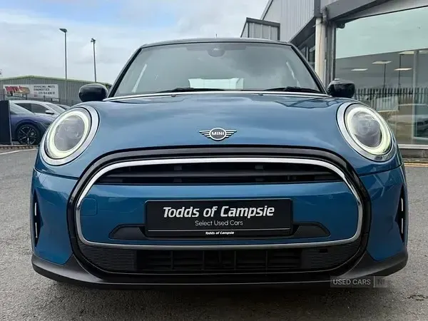 Begagnad Mini Cooper Exclusive 2023 Blå Halvkombi