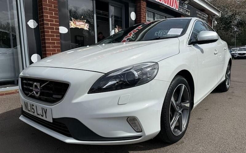 Begagnad Volvo V40 R-Design 190 HK (139 kW) 2015 Vit Halvkombi