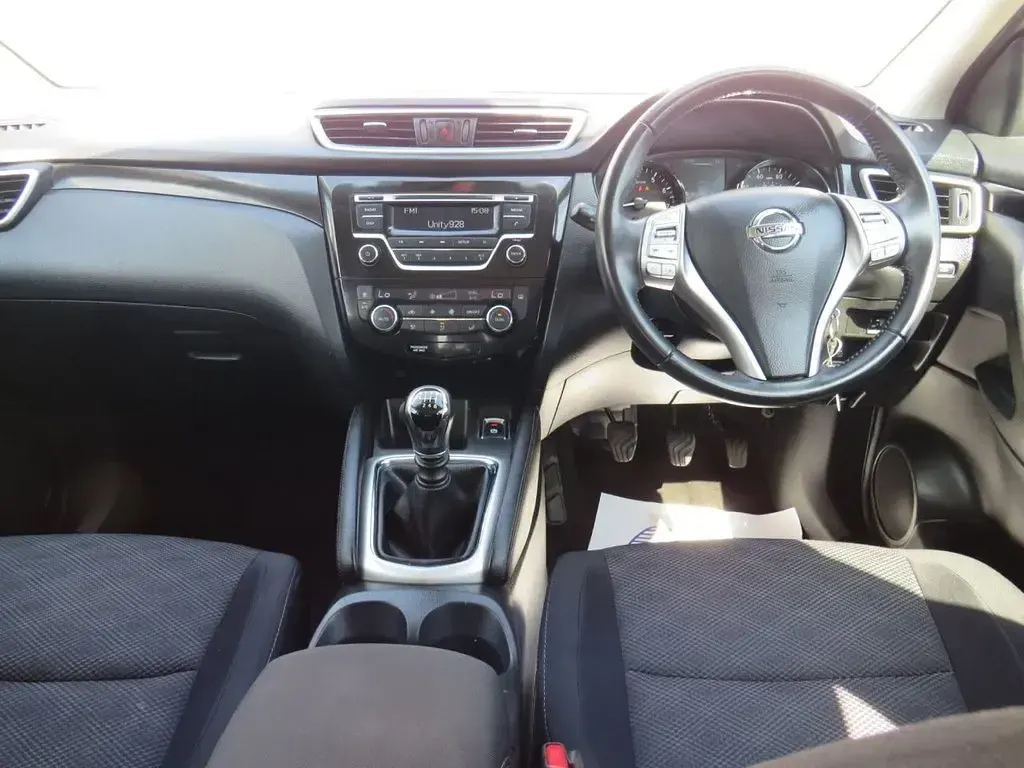 Used Nissan Qashqai Acenta 115 HP (84 kW) 2016 White SUV