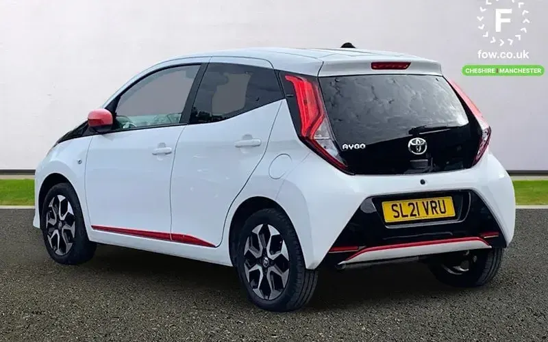 Usado Toyota Aygo Trend 72 CV (52 kW) 2021 Blanco Utilitario