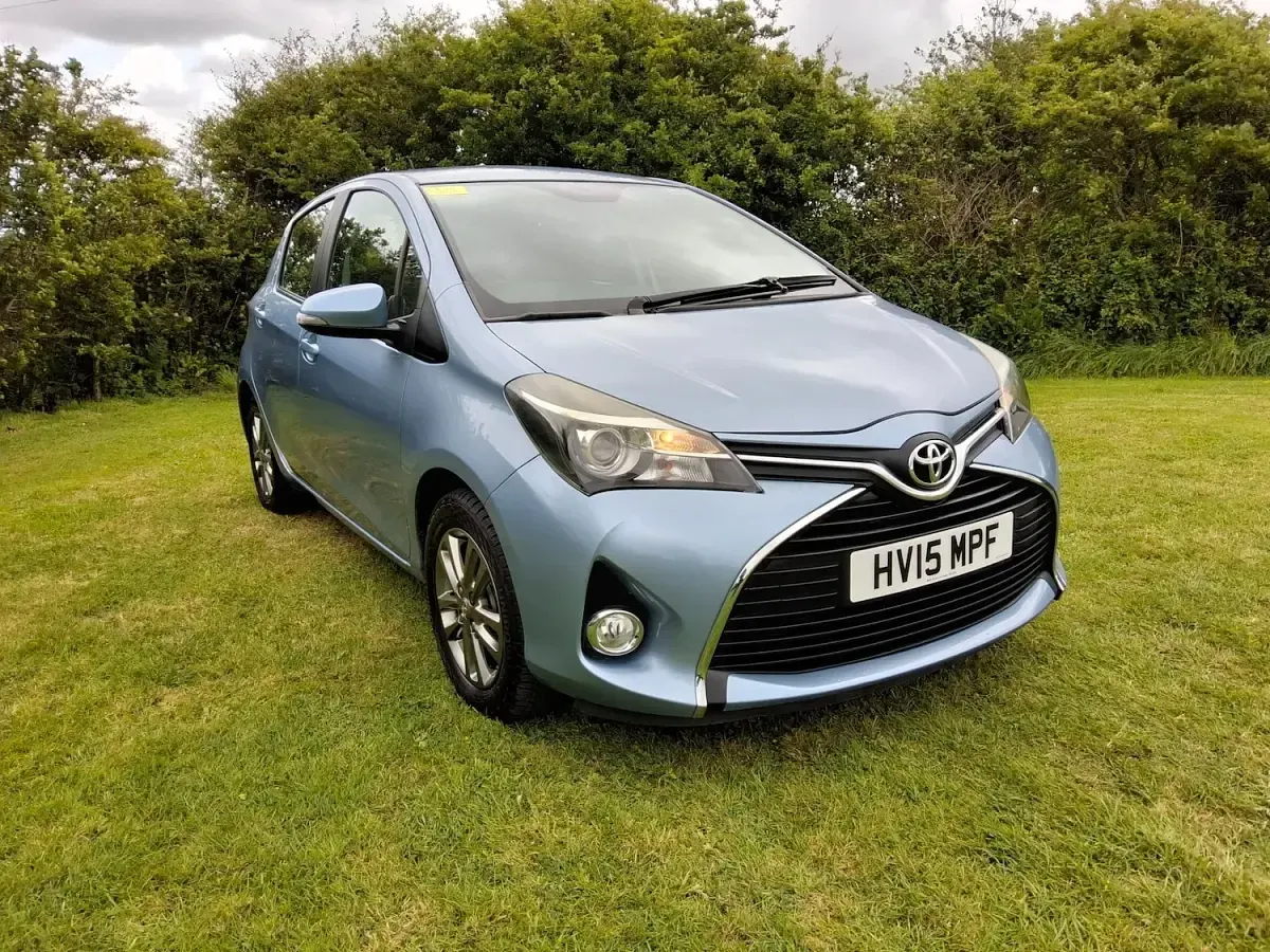 Used Toyota Yaris 99 HP (72 kW) 2015 Blue Hatchback