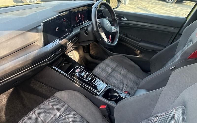 Second-hand VW Golf VIII GTI 245 CP (180 kW) 2024 Galben Hatchback