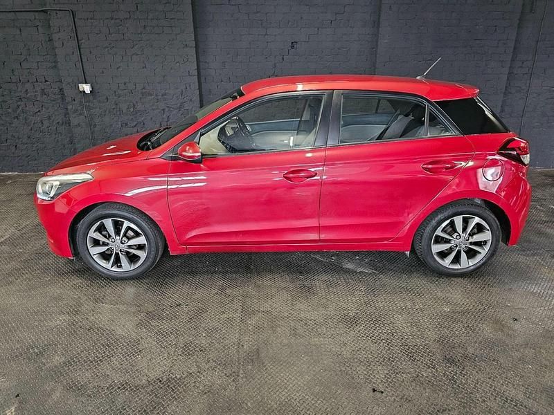 Used Hyundai i20 SE 84 HP (61 kW) 2015 Red Hatchback