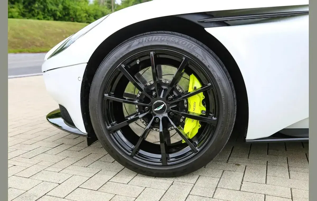 Used Aston Martin DB11 630 HP (463 kW) 2019 White Coupe