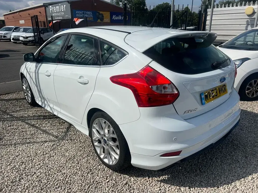 Used Ford Focus Zetec 182 HP (133 kW) 2013 White Hatchback