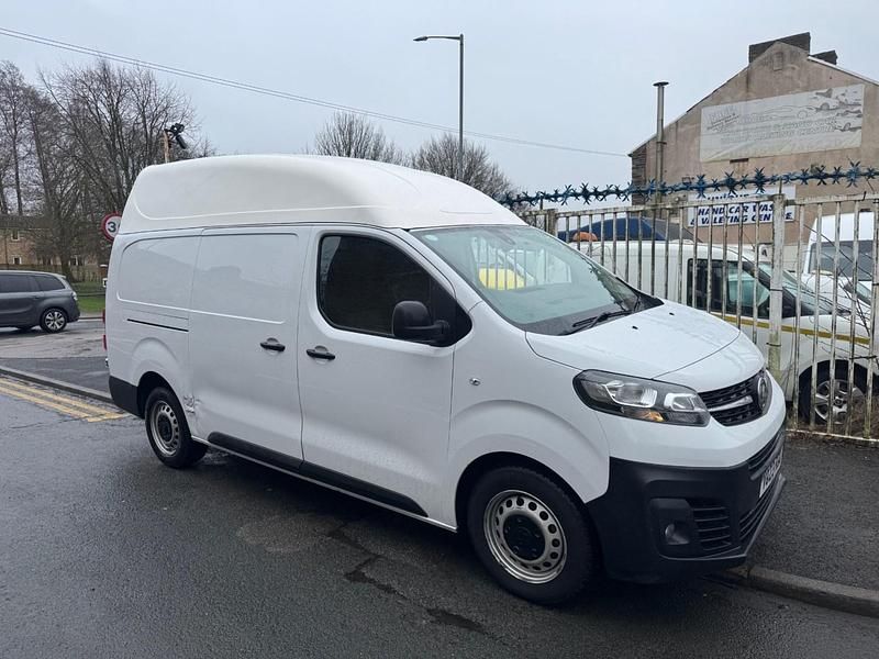 Second-hand Vauxhall Vivaro 100 CP (73 kW) 2023 Alb Monovolum