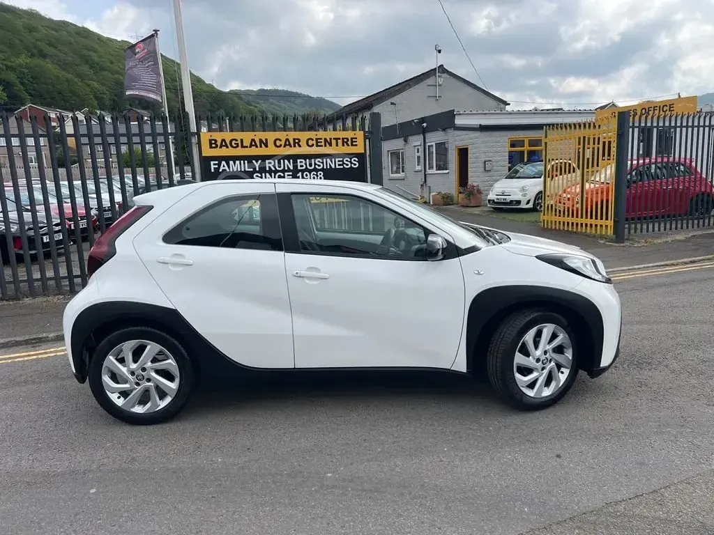 Used Toyota Aygo X PURE 72 HP (52 kW) 2022 White SUV
