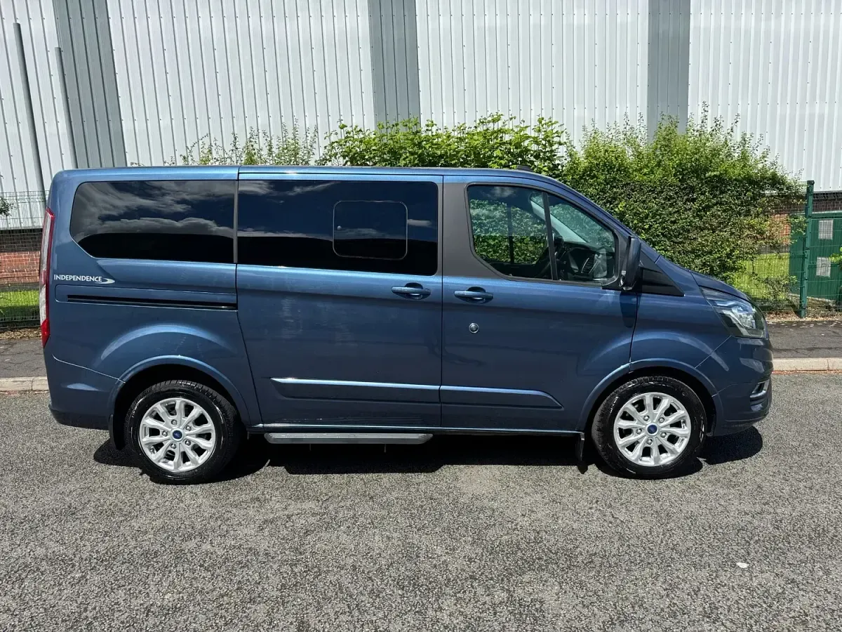 Used Ford Tourneo Titanium 130 HP (95 kW) 2023 Blue MPV