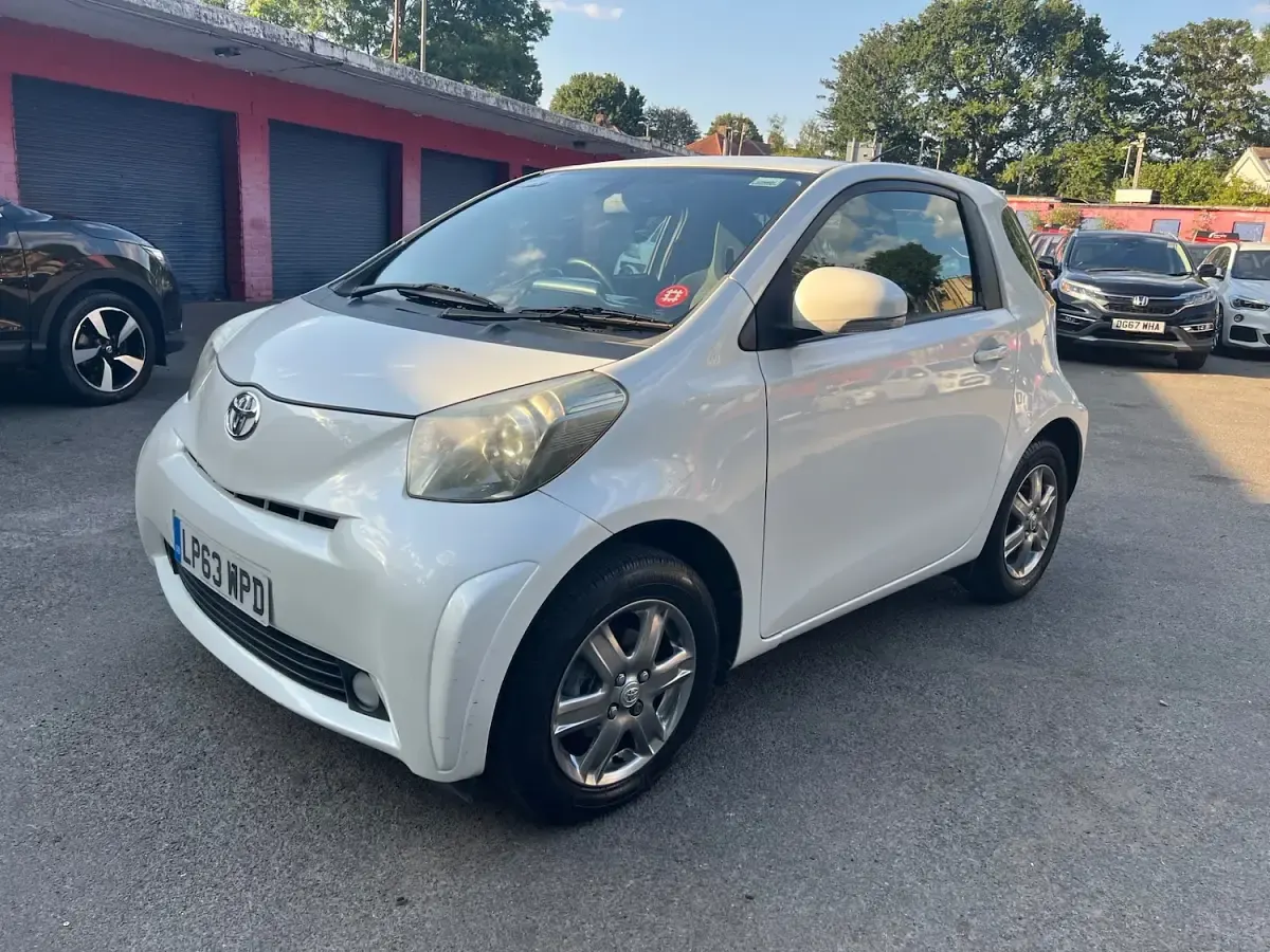 Used Toyota iQ 2014 White Hatchback