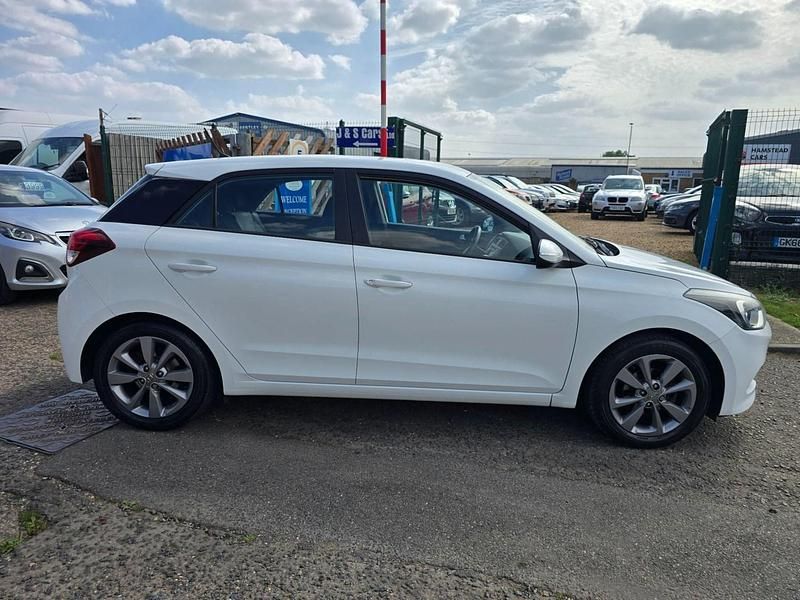 Used Hyundai i20 SE 84 HP (61 kW) 2015 White Hatchback