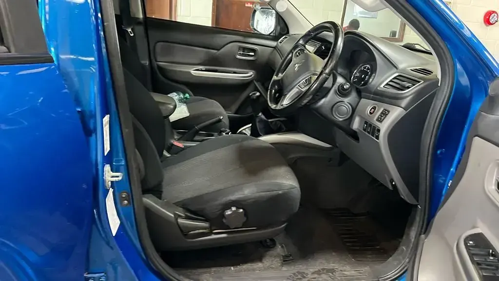 Used Mitsubishi L200 2017 Blue Pickup