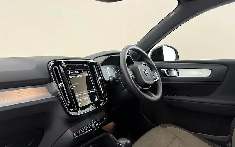 Used Volvo XC40 Momentum 163 HP (119 kW) 2021 Black SUV