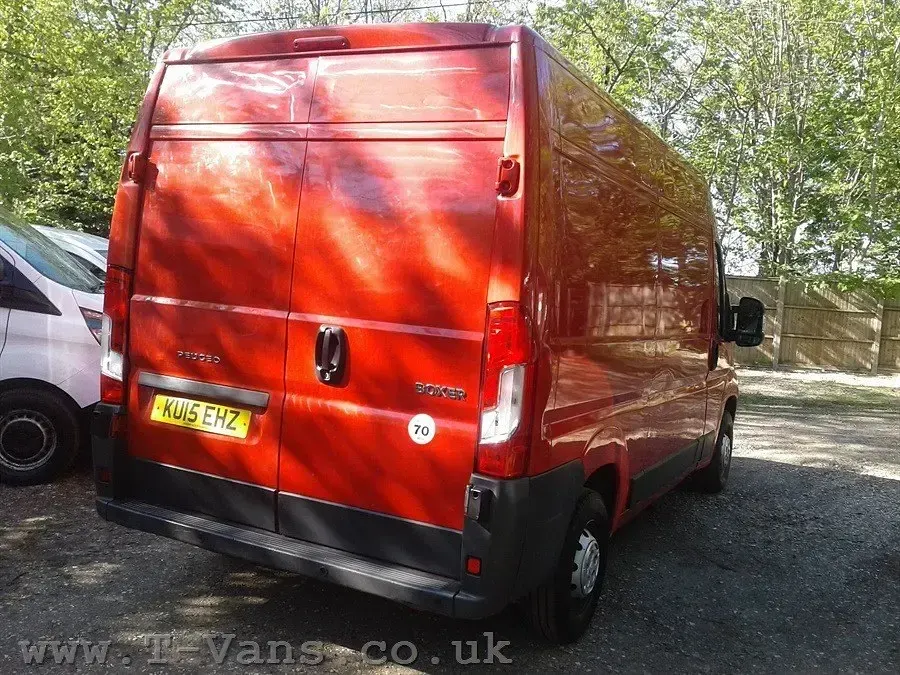 Begagnad Peugeot Boxer 110 HK (80 kW) 2015 Röd Van
