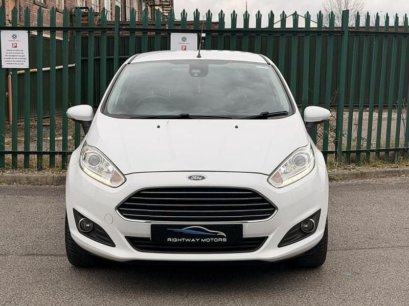 Used Ford Fiesta Titanium 95 HP (69 kW) 2014 Yellow Hatchback