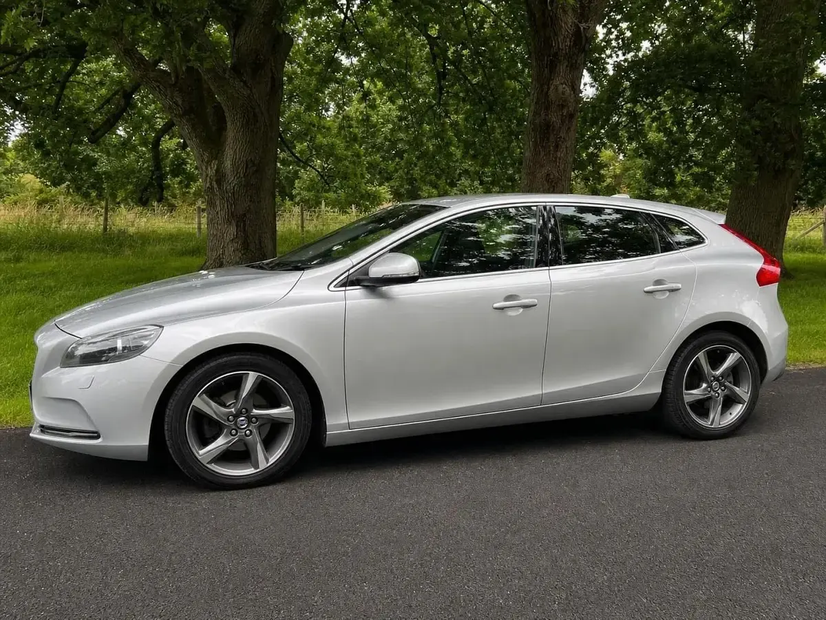 Used Volvo V40 R-Design 115 HP (84 kW) 2014 Silver Hatchback