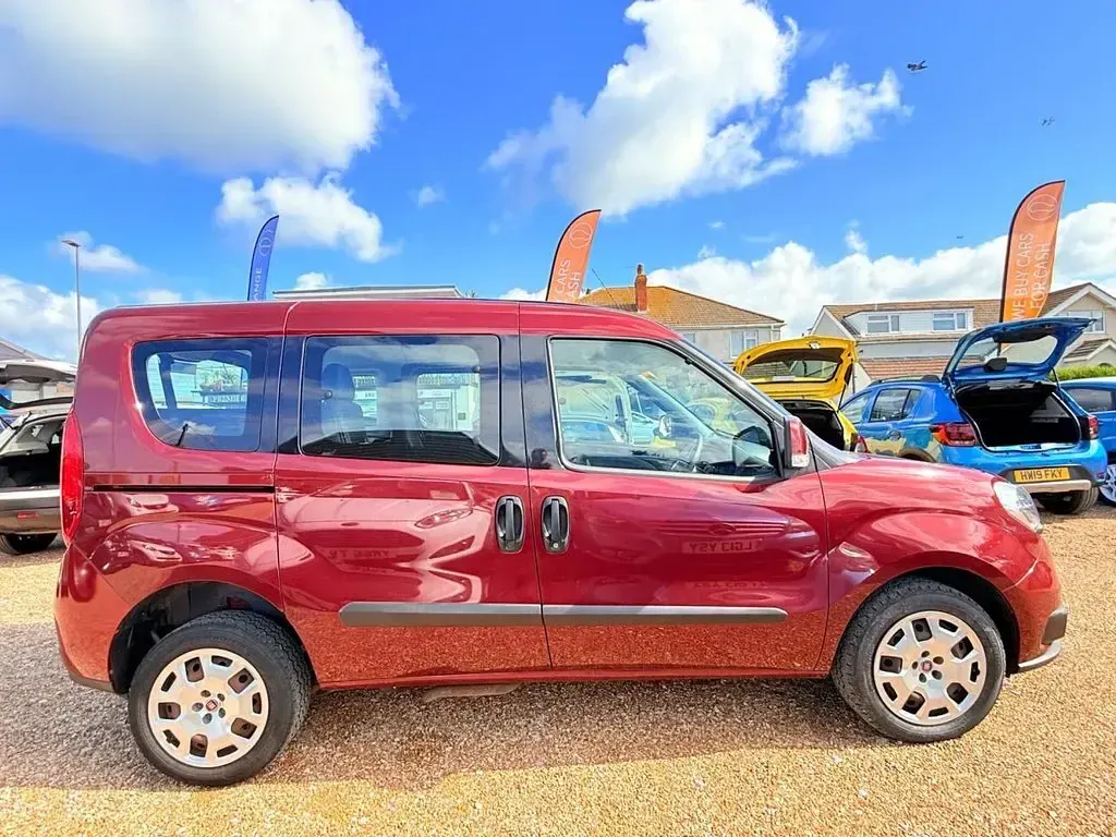 Used Fiat Doblò Easy 2016 Red MPV