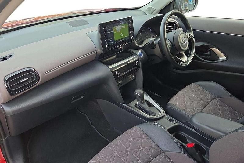 Used Toyota Yaris Cross 113 HP (83 kW) 2023 Red SUV