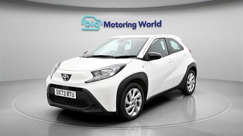 Used Toyota Aygo X PURE 72 HP (52 kW) 2024 White SUV