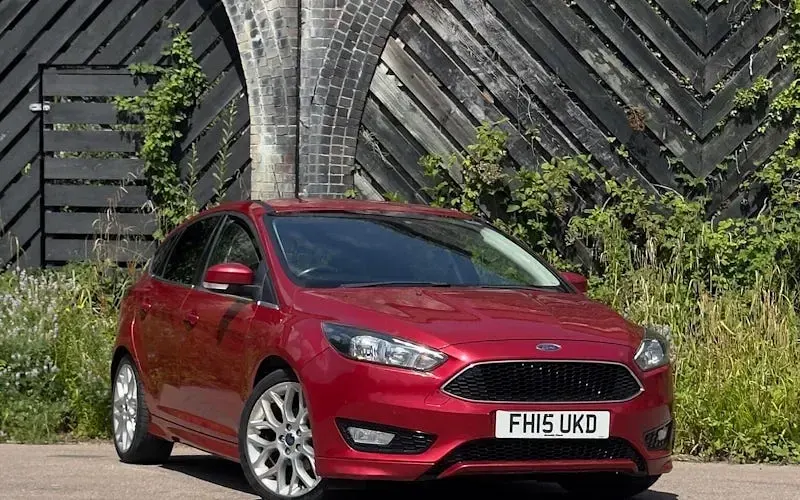 Used Ford Focus Zetec 125 HP (91 kW) 2015 Red Hatchback