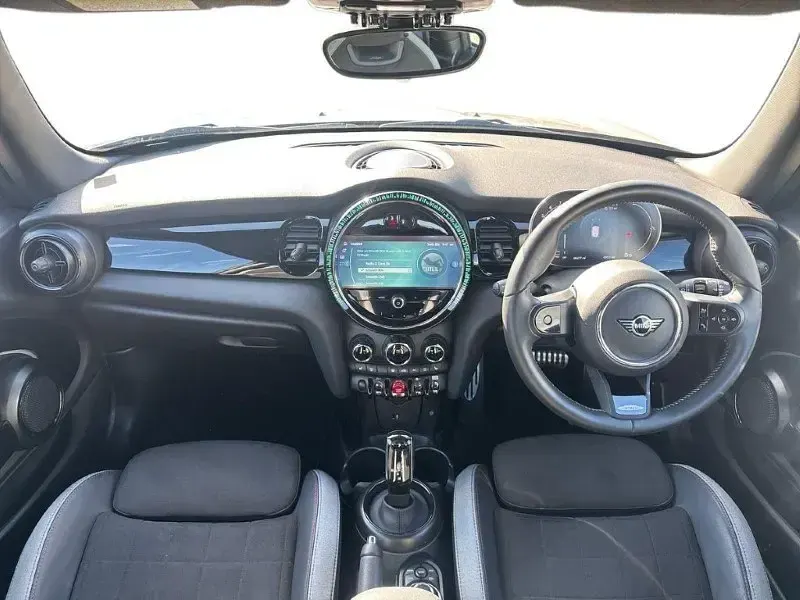 Usado Mini Cooper Hatch 134 HP (98 kW) 2024 Cinzento Citadino