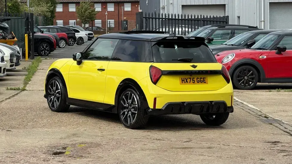 Used Mini Cooper S Hatch 201 HP (147 kW) 2025 Yellow Hatchback